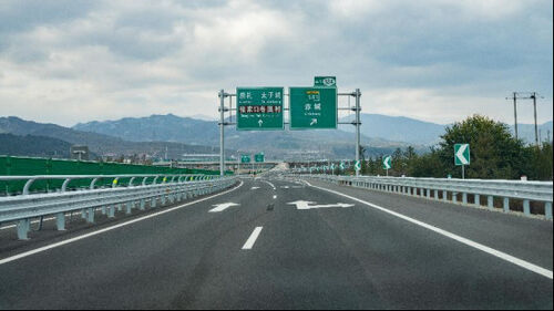 ～に関する最新の会社ニュース 高速道路路面の裂け目病: MYUAV DRONE自動検査と識別システム