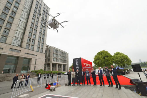 ～に関する最新の会社ニュース 最初の飛行成功! 国の最初の"ドローン配送"デモ大学を建設する