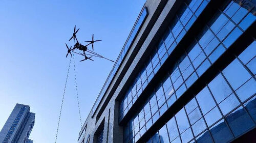 ～に関する最新の会社ニュース ドローンによる建物清掃の1年目: MYUAV FC30X 清掃ドローン