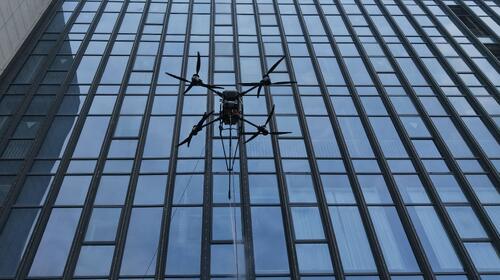 ～に関する最新の会社ニュース テクノロジーの革新: MYUAV ダブル・タートドール 高空清掃 UAV 標準化清掃 佳興体育館