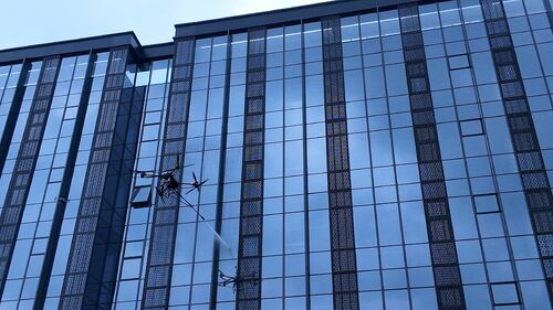 ～に関する最新の会社ニュース MYUAV DJI FC30 デュアルコード高高度清掃UAVが、効率的で環境に優しいカーテンウォール清掃作業を完了しました。