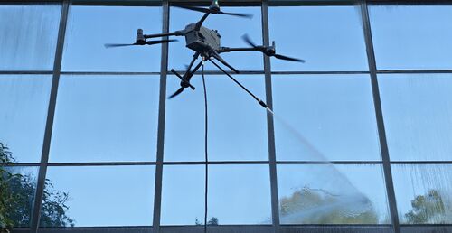 ～に関する最新の会社ニュース 新しいアップグレード♪ MYUAV 6代目 クリーナー より清潔で環境に優しいカーテンウォール クリーニング体験を 提供します