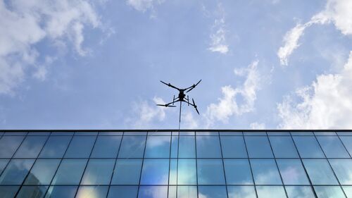 ～に関する最新の会社ニュース テクノロジー強化,安全性の新たな高さを築く:MYUAVのデータによりDJI M400が高空清掃を解く