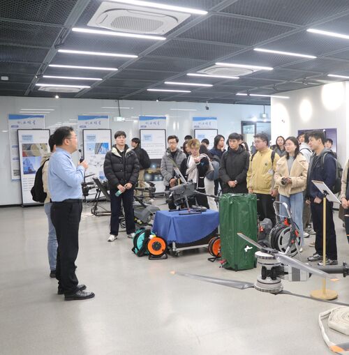 ～に関する最新の会社ニュース HKUの教員と学生はTethered Dronesの最先端アプリケーションを調査するためにMYUAVを訪問しました
