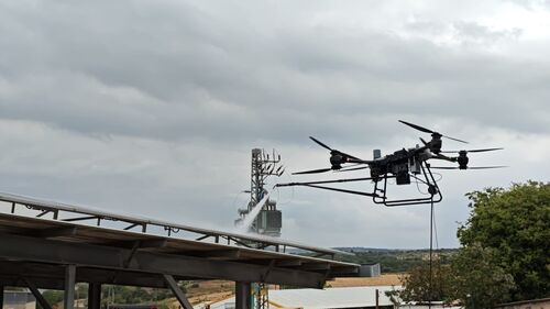 ～に関する最新の会社ニュース MYUAV FC30 双重接続高空清掃ドローン 中東の太陽光パネル清掃プロジェクトを完了