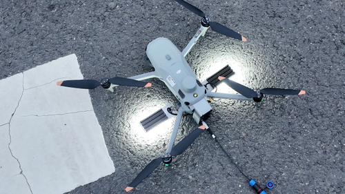 ～に関する最新の会社ニュース Arrive Light, Illuminate Instantly | Field Application of the DJI M4 Tethered Lighting System